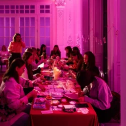 «Девушка девушке — дом»: как менялось женское общение онлайн и оффлайн от форумов к комьюнити