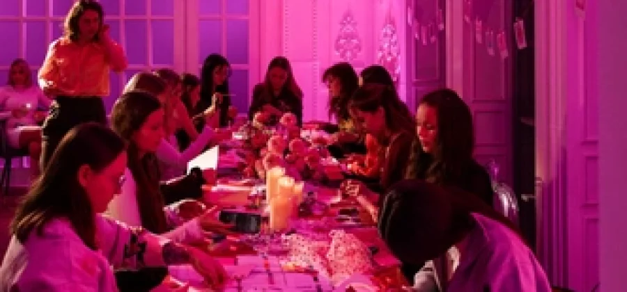 «Девушка девушке — дом»: как менялось женское общение онлайн и оффлайн от форумов к комьюнити