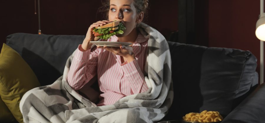 Диетолог ответила, почему опасно переедать на ночь