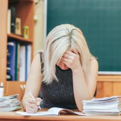 Двойка обернулась скандалом: в Архангельске ученик из мести создал фейковый эскорт-канал учительницы