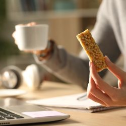 Нутрициолог ответила, могут ли протеиновые батончики стать заменой мяса