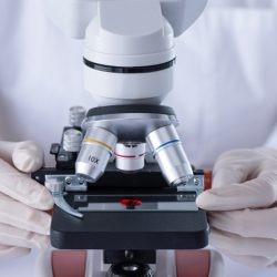 Онколог рассказал об эффективных видах лечения рака