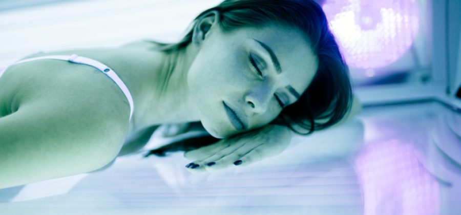 Онколог сравнила вред солнца и солярия для органзима