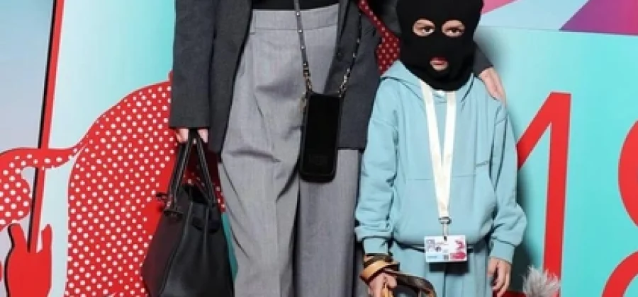 Почему младший сын Гай Германики появляется на светских премьерах в балаклаве?