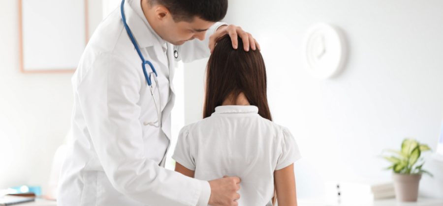 Предотвращаем сколиоз у детей: шесть советов врача, спасающих спину