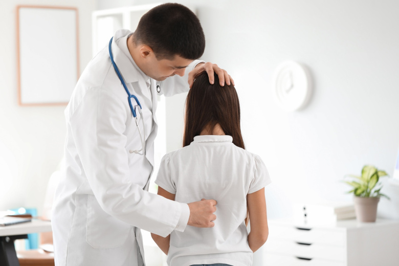 Предотвращаем сколиоз у детей: шесть советов врача, спасающих спину