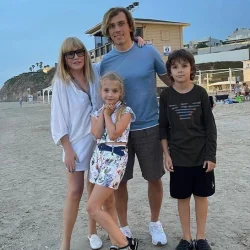 Пугачева больше не выходит на улицу без трости — фото