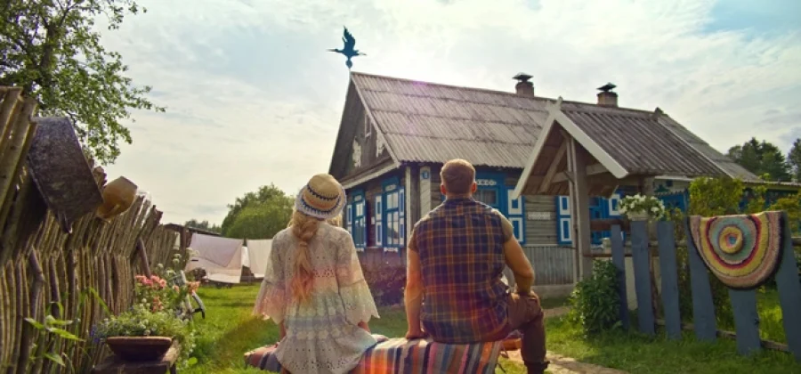 «Родительский дом» с Романом Курцыным и Полиной Максимовой: почему после просмотра этой комедии хочется вернуться в детство?