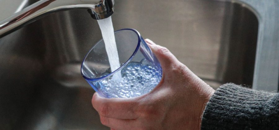 Россиян предостерегли от питья воды из-под крана из-за опасных инфекций