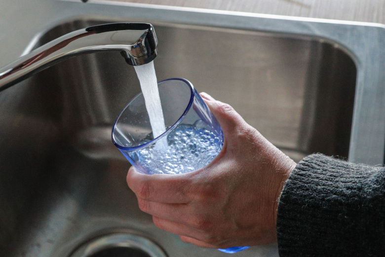 Россиян предостерегли от питья воды из-под крана из-за опасных инфекций