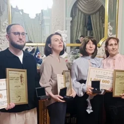 Слэнг на время, эмоции — навсегда. Кто лучше всех написал для подростков