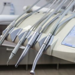 Стоматолог назвал неочевидную опасность привычки жевать одной стороной