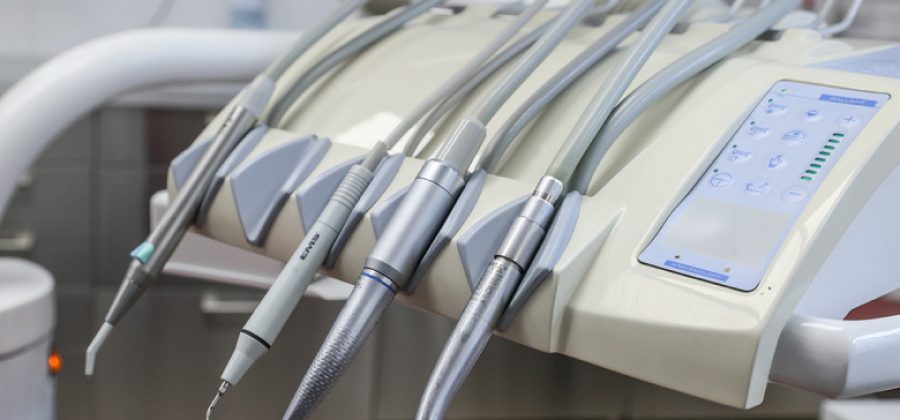 Стоматолог назвал неочевидную опасность привычки жевать одной стороной