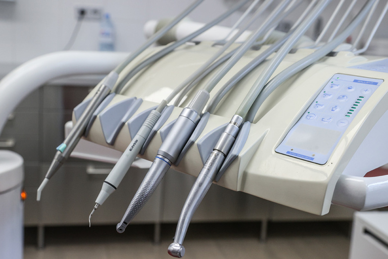 Стоматолог назвал неочевидную опасность привычки жевать одной стороной