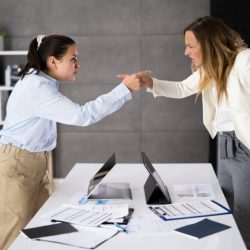 Терапевт объяснил феномен аллергии на офис