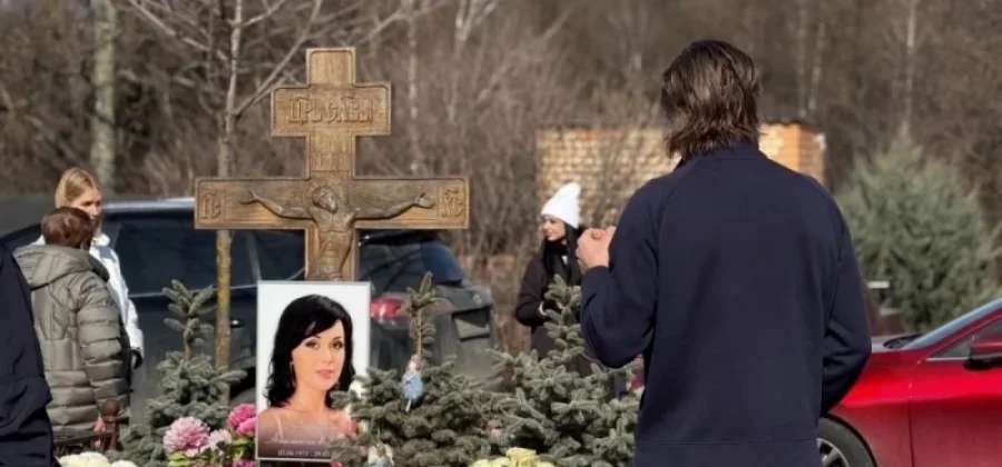 Тихо вытирал слезы. Чернышев с дочкой навестил могилу Заворотнюк