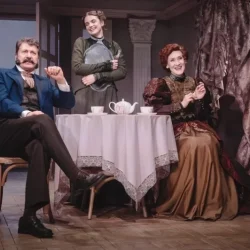 Три девицы на выданье и один богатый сынок. У «Табакерки» — «Нежное сердце»