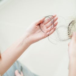 Трихолог дала советы, какие анализы важно сдать при выпадении волос