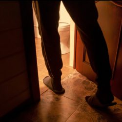 Уролог объяснил, когда ночные походы в туалет сигнализируют о патологии