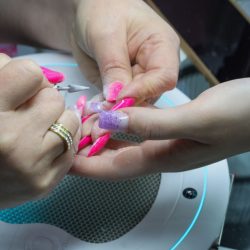 Врач назвала инфекции, которыми можно заразиться на маникюре