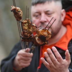 Врач объяснила, кому нельзя есть шашлык