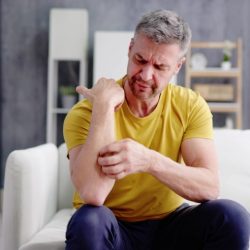 Врач ответила, какие проблемы могут скрываться за кожным зудом