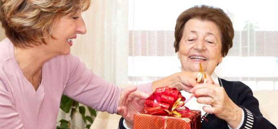 Что подарить пожилому? Подарки, которые можно и нельзя дарить
