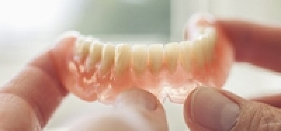 Как ухаживать за съемными зубными протезами?