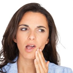 Может ли болеть зуб под коронкой? Что делать?