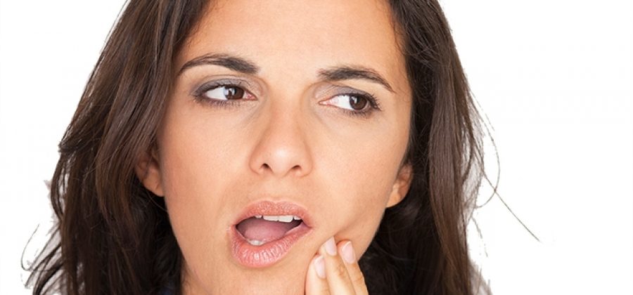 Может ли болеть зуб под коронкой? Что делать?