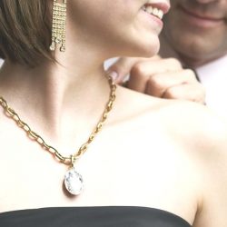 Золотая цепочка — обязательное украшение для женщины
