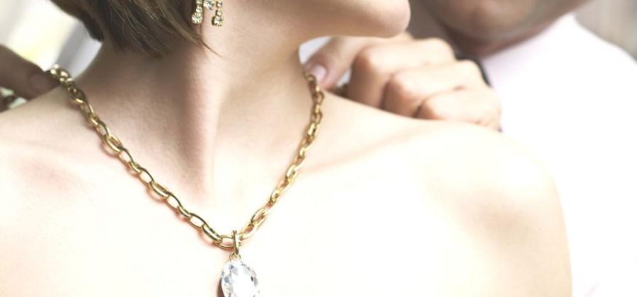 Золотая цепочка — обязательное украшение для женщины