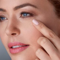 Как подтянуть и укрепить дряблую кожу вокруг глаз?